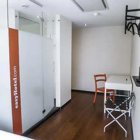 Easyhotel Centre Готель